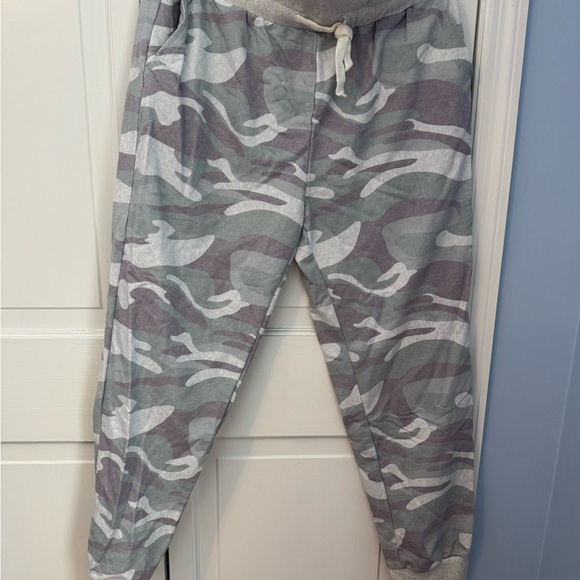 NEW! Never worn camouflage comfy joggers. Standout! - Picture 2 of 9